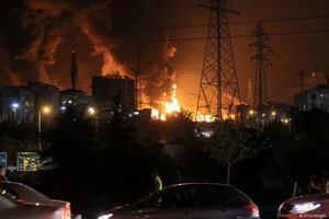 Incendio en los depósitos de combustible de Shahran, en Teherán, durante la noche del sábado. Atta Kenare/AFP/DW