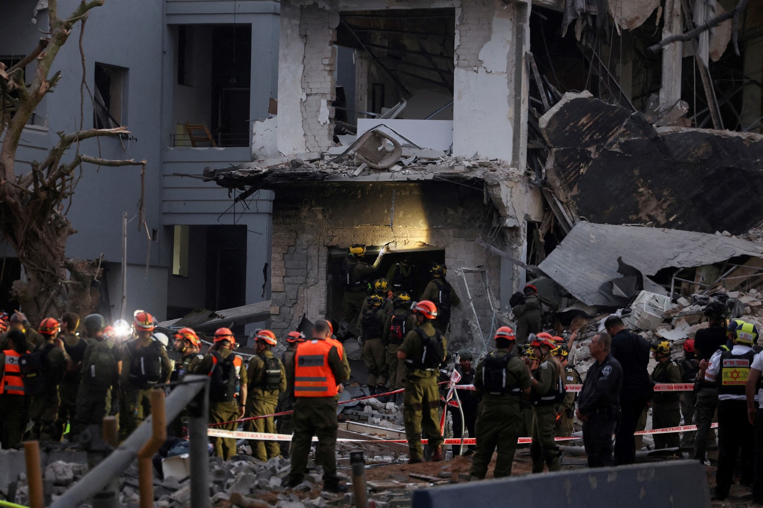 Los servicios de emergencia trabajando a destajo.