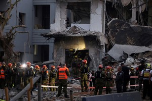 Personal de emergencia trabajando a destajo en Tel Aviv. Reuters