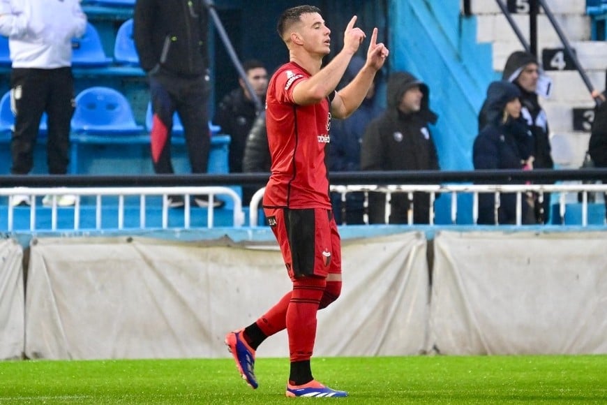 El delantero mostró movilidad y buen estado físico en su debut, a pesar de la derrota.