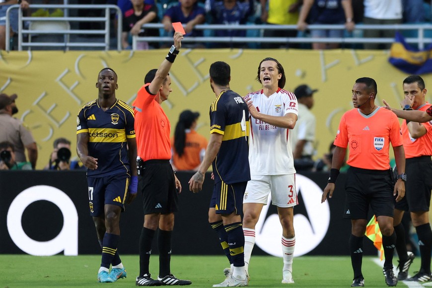Soccer Football - FIFA Club World Cup - Group C - Boca Juniors v Benfica - Hard Rock Stadium, Miami Gardens, Florida, U.S. - June 16, 2025 
Boca Juniors' Jorge Figal is shown a red card by referee Cesar Arturo Ramos REUTERS/Hannah Mckay