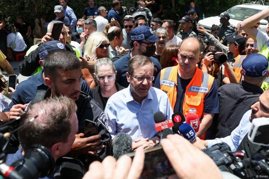 El presidente de Israel, Isaac Herzog, durante su visita a la localidad de Bat Yam, golpeada por los misiles iraníes. Rolem Zvulum/Reuters/DW