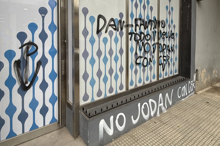 Las pintadas en la fachada de Neura.