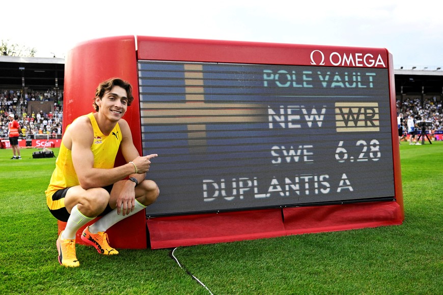 Athletics - Diamond League - Stockholm - Stockholm Olympic Stadium, Stockholm, Sweden - June 15, 2025
Sweden's Armand Duplantis poses for a photograph after setting a new world record of 6.28m in the men's pole vault 
Fredrik Sandberg/TT News Agency via REUTERS

ATTENTION EDITORS - THIS IMAGE WAS PROVIDED BY A THIRD PARTY. SWEDEN OUT. NO COMMERCIAL OR EDITORIAL SALES IN SWEDEN.     TPX IMAGES OF THE DAY