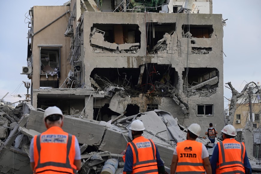 (250616) -- BNEI BRAK, 16 junio, 2025 (Xinhua) -- Fuerzas de seguridad y rescate israelíes trabajan en la escena de un ataque con misiles desde Irán, en Bnei Brak, en el centro de Israel, el 16 de junio de 2025. Irán ha lanzado ataques con misiles contra múltiples objetivos en Israel desde el viernes, causando víctimas y daños significativos. (Xinhua/Tomer Neuberg/JINI) (rtg) (ce)