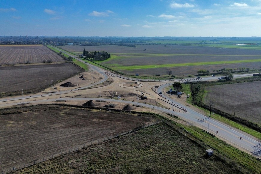 “La rotonda tiene un diámetro de 44 metros, con un anillo de circulación de 8 metros y un delantal de 4 metros para facilitar las maniobras del tránsito pesado, carriles de acceso de 4,5 metros y de egreso de 5 metros de ancho”, explicó Enrico.