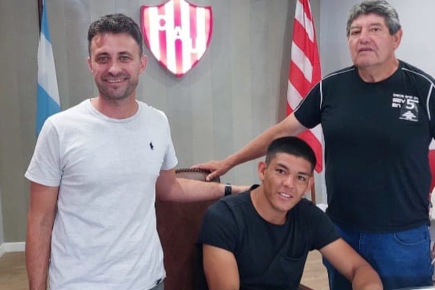 El jugador de la gente. Diego Armando Díaz, al momento de firmar con Unión, escoltado por su representante (Adrián Fernández) y por su "descubridor" (Elvio Acosta). Madelón le pidió que se busque club y aparecieron los chilenos de Deportes Limache.