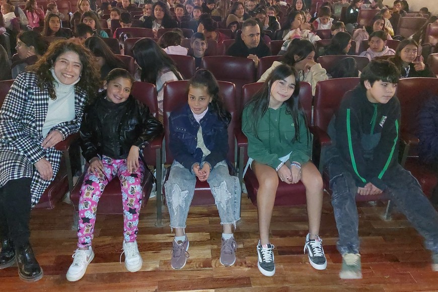 Luego del acto inaugural que cerró con la presentación del Grupo de Teatro Independiente “Nomeacuerdo”, en la tarde del domingo le cupo a Oscar “Muñeco” Romero desplegar su arte especialmente dedicado al público infantil, aunque también disfrutaron los mayores que acompañaron.