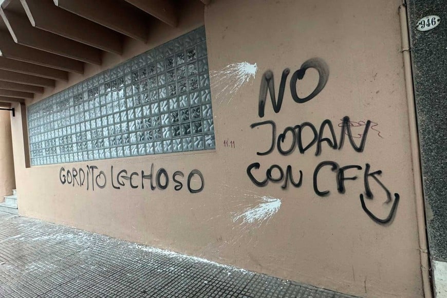 Grafitis en la fachada de Radio Rivadavia.
