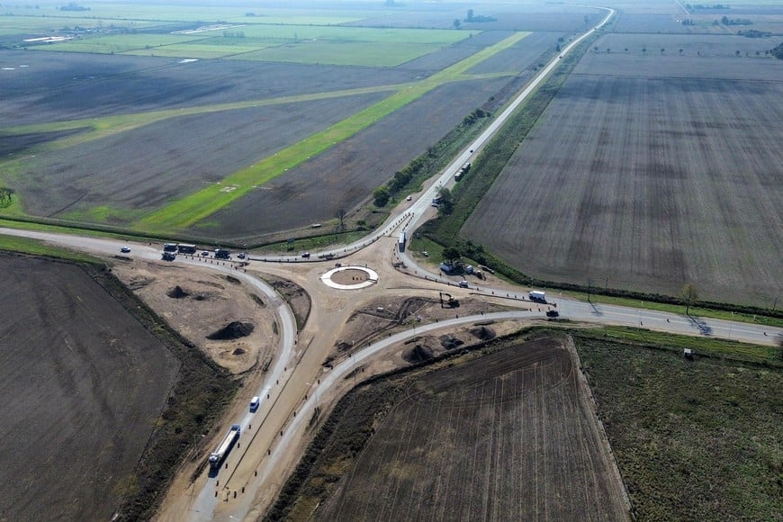 “La rotonda tiene un diámetro de 44 metros, con un anillo de circulación de 8 metros y un delantal de 4 metros para facilitar las maniobras del tránsito pesado, carriles de acceso de 4,5 metros y de egreso de 5 metros de ancho”, explicó Enrico.