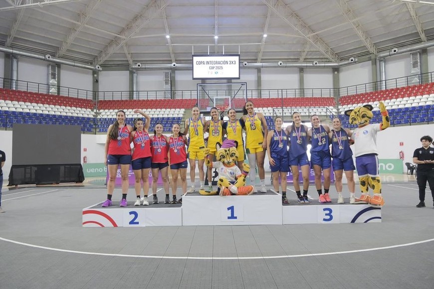Podio femenino con la Selección en tercer lugar. Crédito: CABB