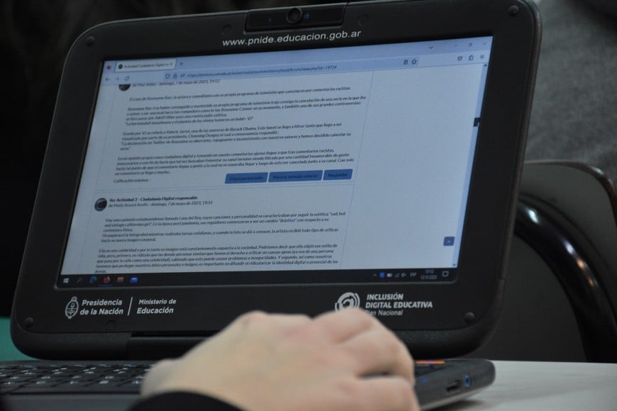 Como las clases y trabajos evaluatorios son virtuales y asincrónicos, los estudiantes pueden hacer y rendir las materias en sus tiempos y espacios. Crédito: Mauricio Garín