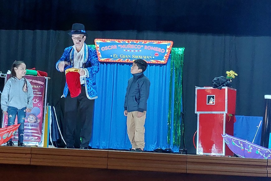 Luego del acto inaugural que cerró con la presentación del Grupo de Teatro Independiente “Nomeacuerdo”, en la tarde del domingo le cupo a Oscar “Muñeco” Romero desplegar su arte especialmente dedicado al público infantil, aunque también disfrutaron los mayores que acompañaron.