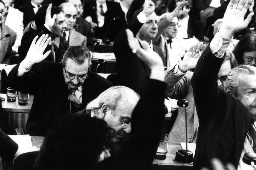 Los artículos 39 y 40 de la Constitución Nacional reformada en 1994 establecen institutos de democracia semi directa que no se aplicaron. Sí hubo una consulta popular en 1984 a instancias del entonces presidente Raúl Alfonsín para poner fin al conflicto con Chile por el Canal de Beagle. Foto: Archivo