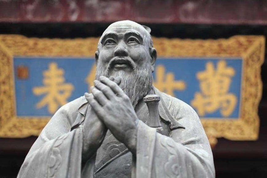 Confucio (551 a.C. - 479 a.C.). Reconocido filósofo chino cuya doctrina recibió el nombre de confucianismo. Su visión, que nos llega a través de una observación borgeana, nos permite desentrañar la relación entre intolerancia y necedad.