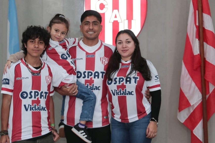Cristian Tarragona fue presentado junto a su familia. Crédito: Prensa Unión