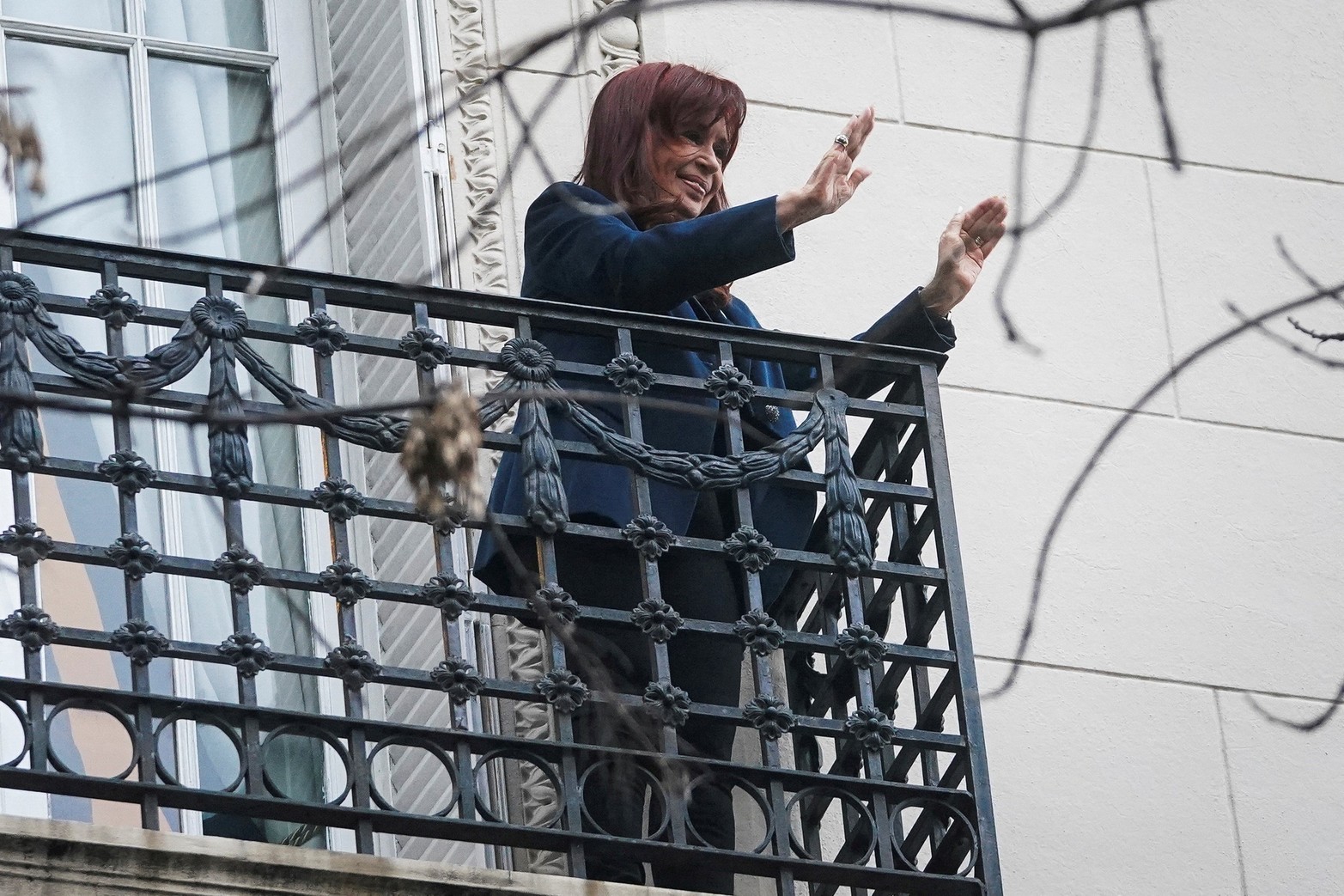 Fernández de Kirchner saluda a sus seguidores y realza la polémica sobre su salida a los balcones.