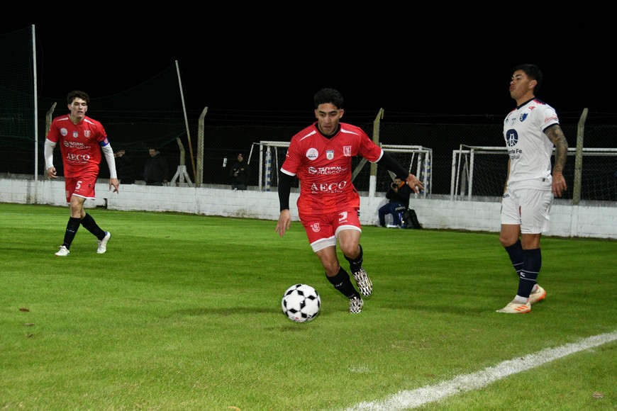 El encuentro se disputó en la cancha principal del predio Nery Alberto Pumpido. Foto: Manuel Fabatía.