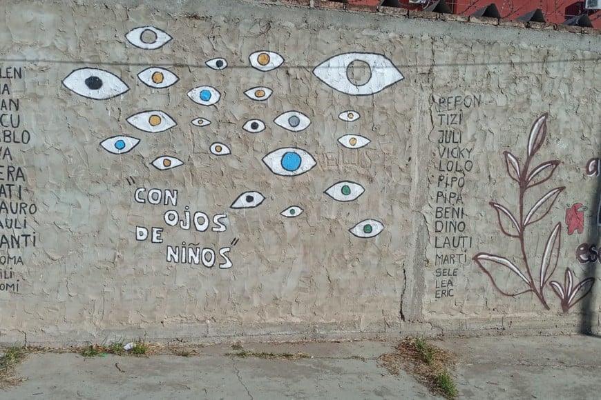 Mural "Con ojos de niños" y los nombres de muchos de los niños y niñas que habitan la plaza. Gentileza