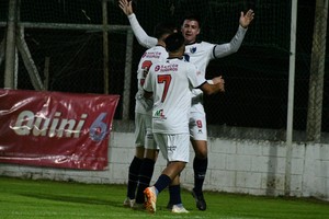 Abrazo de gol. Lautora Pochón, autor de los dos goles de la Liga Santafesina, celebra junto a sus compañeros. Foto: Manuel Fabatía.
