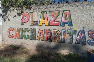 Mural colaborativo "Plaza Chicharritas" realizado por PSK2-Aerograff (Matías Medina), niños y niñas del Barrio.