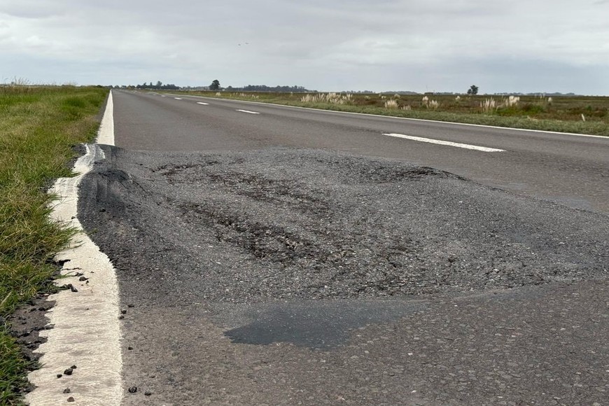 Evidente mal estado de la cinta asfáltica en el Ruta 33.