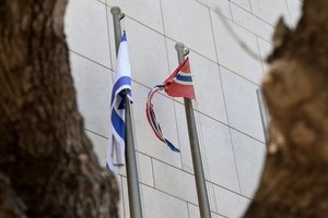 Ningún miembro del personal de la embajada resultó herido físicamente en el incidente.