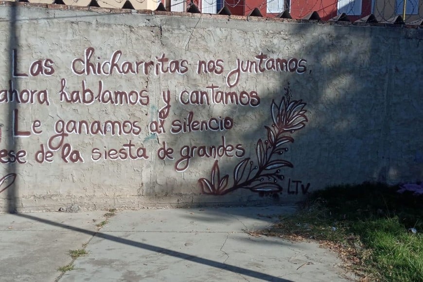 Fragmento poema "Chicharritas", a Mariano Mariani. Plasmado en la pared por la artista y vidrierista Luci Fierro.