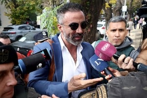 El médico enfrenta la audiencia de recusación de jueces con sus abogados presentes. Crédito: REUTERS.