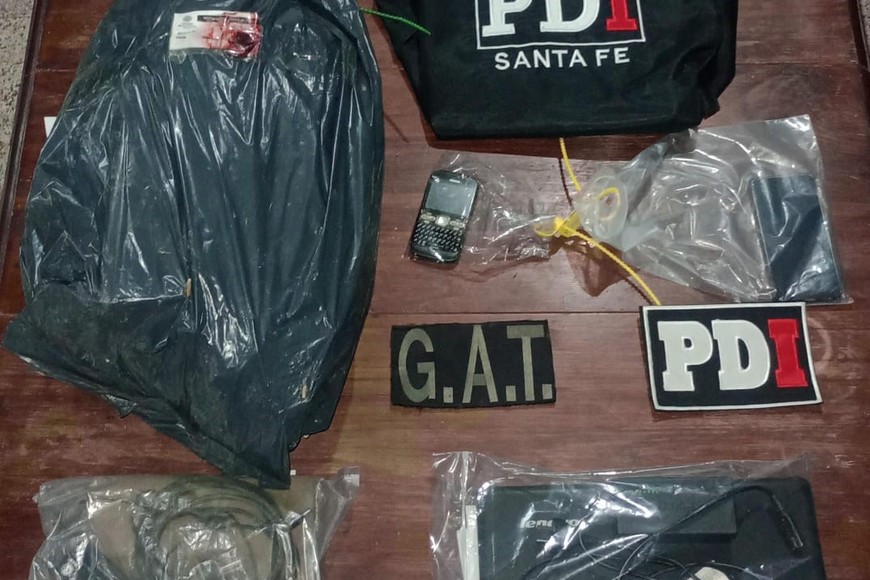 Los uniformados, que realizaron el operativo en el marco de una causa por homicidio, irrumpieron en una vivienda de calle Europa al 8400, pocos metros al norte de la avenida Gorriti.