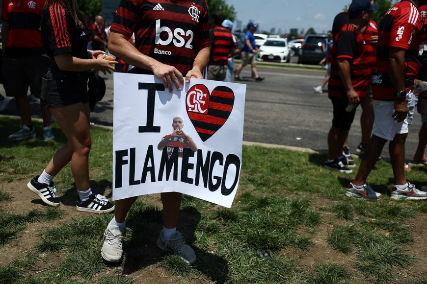 Soccer Football - FIFA Club World Cup - Group D - Flamengo v Chelsea - Lincoln Financial Field, Philadelphia, Pennsylvania, U.S. - June 20, 2025
A Flamengo fan holds a banner outside the stadium before the match REUTERS/Lee Smith