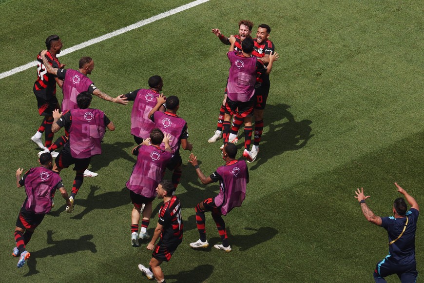 Soccer Football - FIFA Club World Cup - Group D - Flamengo v Chelsea - Lincoln Financial Field, Philadelphia, Pennsylvania, U.S. - June 20, 2025
Flamengo's Danilo celebrates scoring their second goal with teammates REUTERS/Evelyn Hockstein