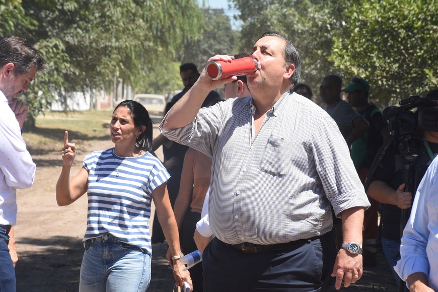 Febrero de 2024. Poletti toma agua potable en una recorrida por el barrio.