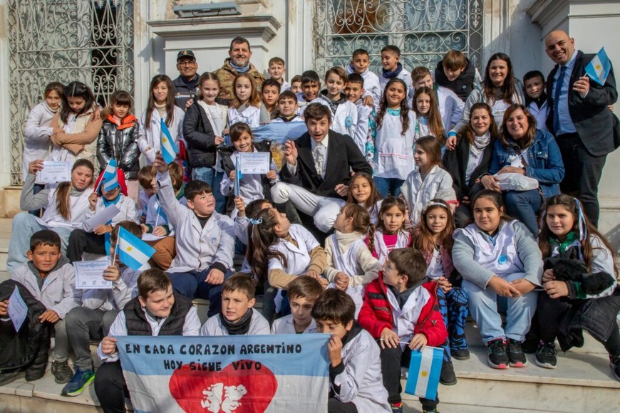 “Prometer la bandera es mucho más que un acto escolar. Es decir con el corazón que quieren estudiar, respetar, ayudar y ser buenas personas. Y eso, sin duda, tiene el poder de cambiar el mundo”, agregó.