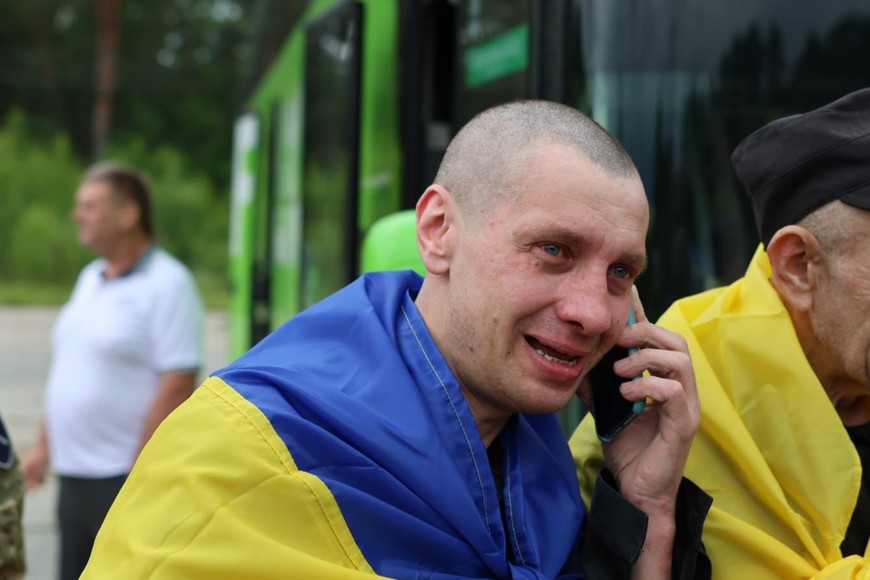 "La mayoría de los guerreros que regresan hoy del cautiverio ruso llevaban más de dos años retenidos. Y ahora, por fin, están en casa", escribió Zelenski en la red social X.