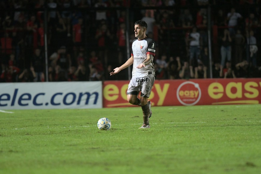 Alan está feliz. El chico Forneris, con un puñado de partidos en el ascenso criollo con la camiseta de Colón, fue comprado por Racing de Avellaneda. Ahora, se instalará en Ciudad del Este con el plantel de "La Academia" para realizar la pretemporada. Crédito: Manuel Fabatía