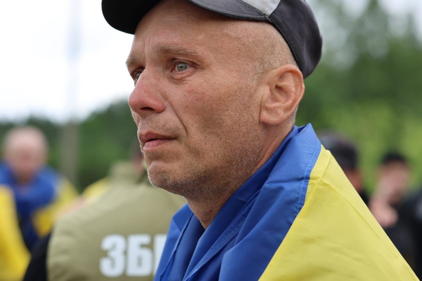 "La mayoría de los guerreros que regresan hoy del cautiverio ruso llevaban más de dos años retenidos. Y ahora, por fin, están en casa", escribió Zelenski en la red social X.