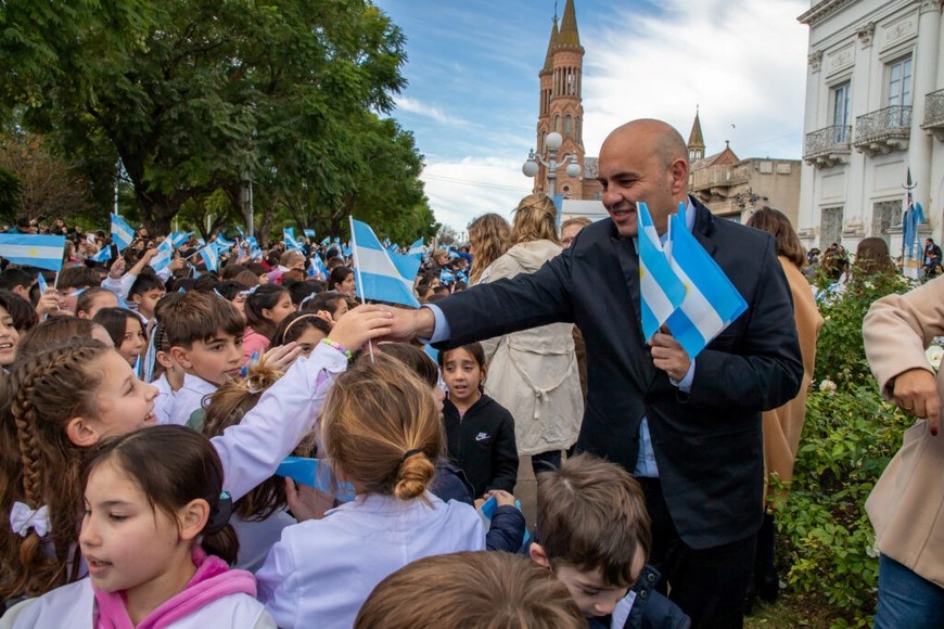 “Prometer la bandera es mucho más que un acto escolar. Es decir con el corazón que quieren estudiar, respetar, ayudar y ser buenas personas. Y eso, sin duda, tiene el poder de cambiar el mundo”, agregó.