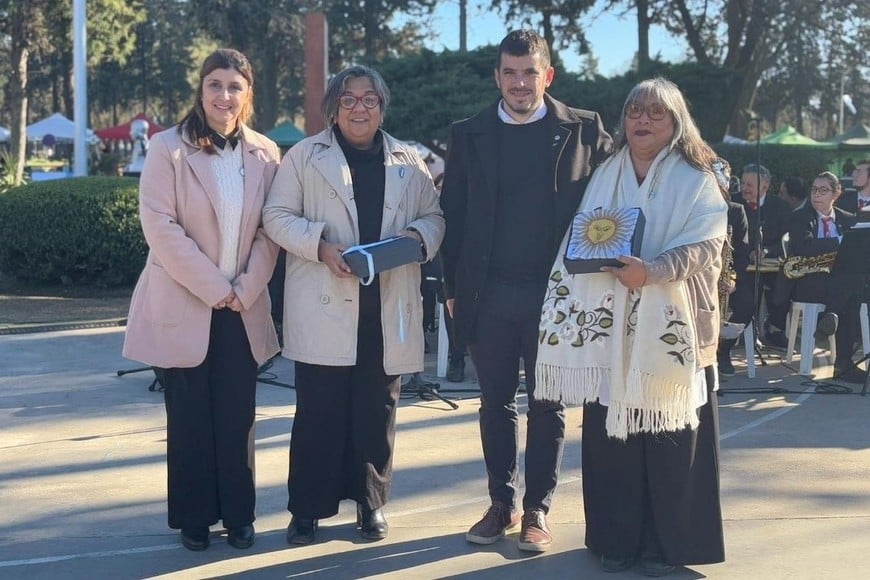 Chiarella y Carabajal entregaron banderas a  la Escuela Nº 1201 “Antonio Rizzuto” y el Jardín de Infantes Nº 8. Foto: MVT