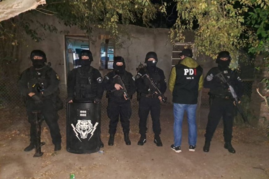 La Policía de Investigaciones en uno de los domicilios allanados. Foto: PDI.