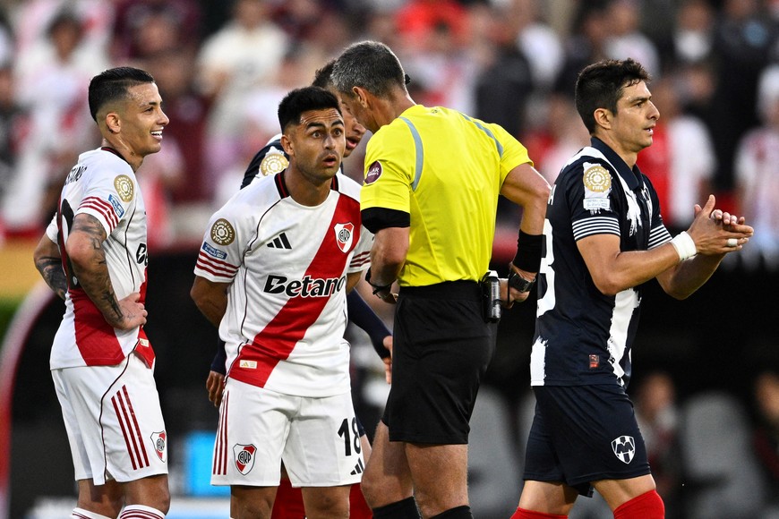 Soccer Football - FIFA Club World Cup - Group E - River Plate v CF Monterrey - Rose Bowl Stadium, Pasadena, California, U.S. - June 21, 2025
River Plate's Gonzalo Martinez remonstrates with referee Slavko Vincic REUTERS/Kelvin Kuo