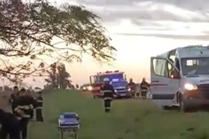 A raíz del fuerte impacto, tres de los ocupantes del vehículo resultaron con lesiones graves.