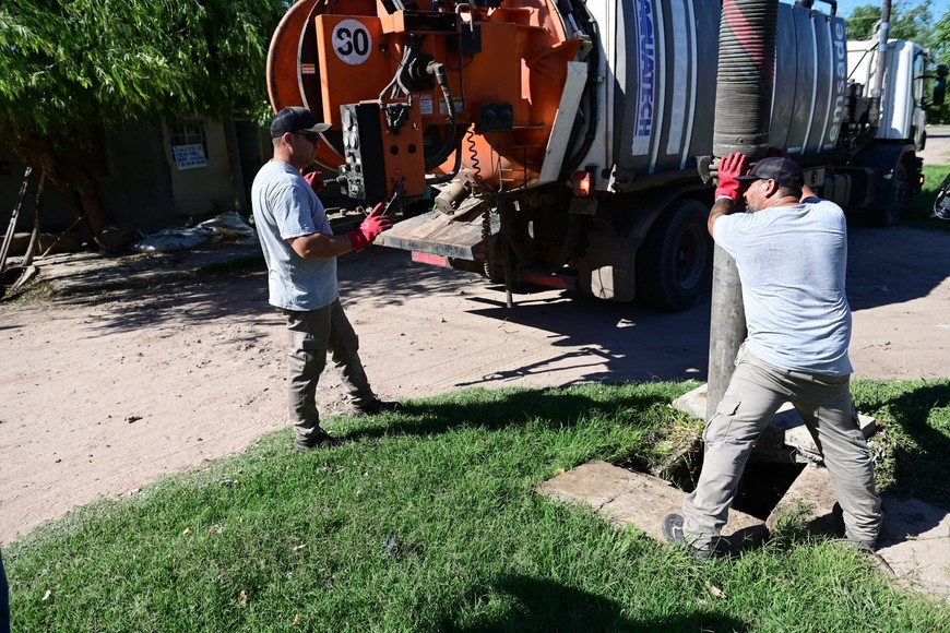 Operarios municipales trabajan en la desobstrucción de un conducto.