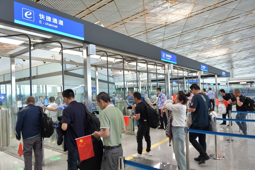 (250622) -- BEIJING, 22 junio, 2025 (Xinhua) -- Pasajeros evacuados de Irán pasan por los procedimientos de entrada en el Aeropuerto Internacional Capital de Beijing, en Beijing, capital de China, el 22 de junio de 2025. El segundo vuelo chárter con 119 ciudadanos chinos evacuados de Irán llegó al Aeropuerto Internacional Capital de Beijing procedente de Turkmenistán el domingo. (Xinhua/Zu Guobao) (oa) (da)