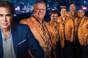 José Luis "El Puma" Rodríguez junto a Marcos Máximo Camino y el resto de Los Palmeras, con Pablo López en la voz principal.