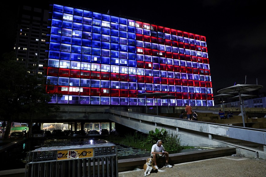 The colours of the U.S. flag are projected on the city hall in Tel Aviv, amid the Iran-Israel conflict, in Tel Aviv, Israel, June 22, 2025. REUTERS/Violeta Santos Moura