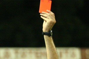 El árbitro, convertido en blanco, tiene que tomar decisiones bajo presión. ¿Quién lo respalda?