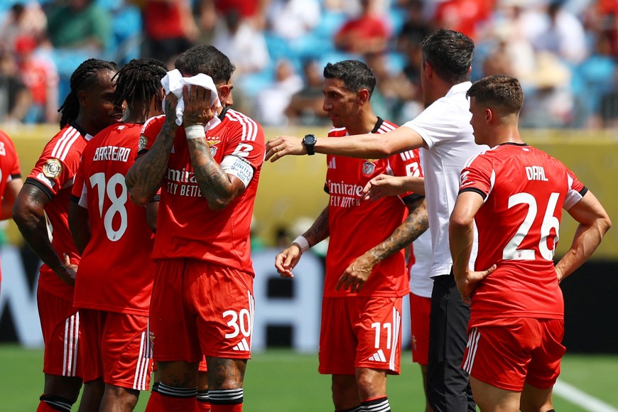 Soccer Football - FIFA Club World Cup - Group C - Benfica v Bayern Munich - Bank of America Stadium, Charlotte, North Carolina, U.S. - June 24, 2025
Benfica's Nicolas Otamendi tries to cool down during a break in play as Angel Di Maria looks on REUTERS/Kai Pfaffenbach