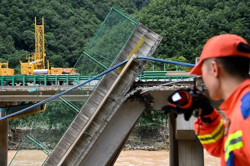 China: colapsó un puente y un camionero quedó suspendido en el vacío. Foto: Gentileza