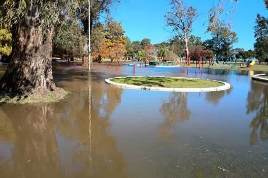 En la zona del Parque Mitre, el río dejó la calzada intransitable. Foto: Belén Fedullo.
